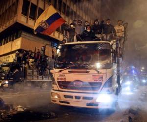 Los campesinos e indígenas llegan a la plaza de Santo Domingo en Quito luego de días de protestas contra el fuerte aumento en los precios del combustible provocado por la decisión de las autoridades de eliminar los subsidios.