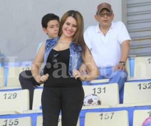 Esta bella aficionada deleitó a los presentes en el Estadio Nacional. Fotos EL HERALDO.