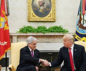 El presidente de Chile, Sebastián Piñera, se da la mano con su par de Estados Unidos, Donald Trump, antes de iniciar la reunión.