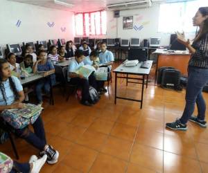 Los alumnos del centro educativo mientras son capacitados y aprenden sobre el cuidado del ambiente. Foto: Alex Pérez/ EL HERALDO.