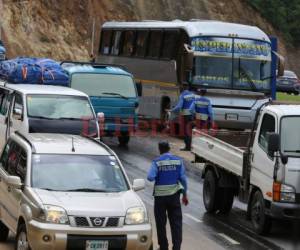 La salida al norte de la capital así lucía esta tarde cuando decenas de vehículos que retornaban a la ciudad tras la semana morazánica. (Foto: Estalin Irías/El Heraldo)
