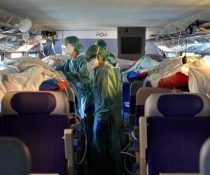 Las enfermeras francesas atienden a cuatro pacientes infectados con el nuevo coronavirus (COVID-19) en un tren de alta velocidad medicalizado en la estación de tren de Nancy. Foto: Agencia AFP.