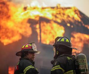 El Gobierno chileno mantiene investigaciones por el origen de los fuegos.