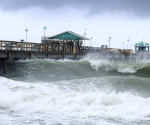 La tormenta tropical Nicole forzó evacuaciones en Bahamas el miércoles y ya se convirtió en huracán 1 mientras se dirige a Florida.