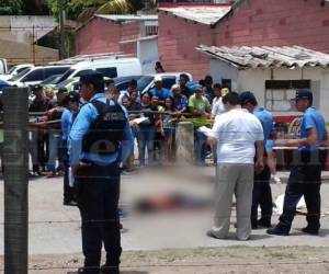 Miembros de la Policía Nacional se hicieron presentes a la zona donde encontraron al menor sin señales de vida (Fotos: Alex Pérez / EL HERALDO)