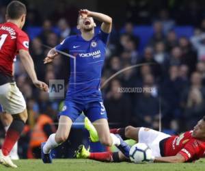 El delantero Alexis Sánchez del Manchestet United le comete una falta a Jorginho de Chelsea durante el partido de la Liga Premier inglesa. (Foto: AP)