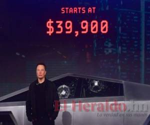 La gran presentación del 'cybertruck' de Tesla, muy resistente y 100% eléctrico, acabó en un fiasco cuando sus ventanas supuestamente a prueba de impactos se rompieron durante la exhibición. Foto: AFP.