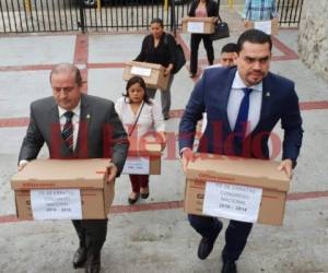 Los dos parlamentarios nacionalistas llegaron con una caja en sus manos, según indicaron con las pruebas que los absuelven de las acusaciones realizadas por la Ufecic. Foto: EL HERALDO