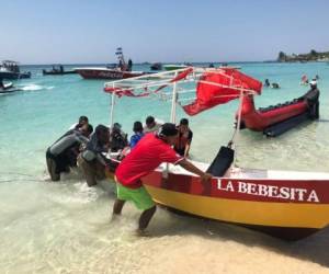La lancha 'La Bebecita' fue rescatada por miembros de la Fuerza Naval de Honduras. Foto: EL HERALDO