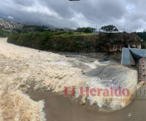 Así luce la represa Los Laureles, en su máxima capacidad la mañana de este lunes.