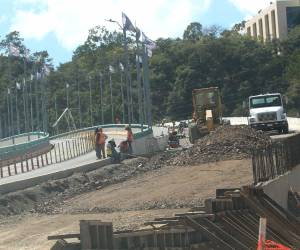 Luego de más de medio año de retraso, la AMDC informó que el puente elevado Papa Francisco será finalizado el 30 de enero, con un avance físico actual del 72%.