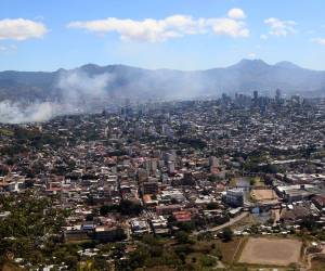 Durante la temporada seca, los incendios provocan un aumento significativo en la contaminación atmosférica, afectando amplias zonas de la ciudad.