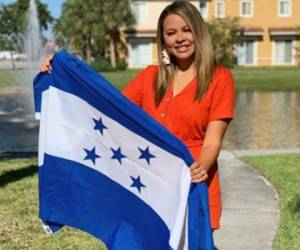 La bloguera catracha posa orgullosa con la Bandera de Honduras.
