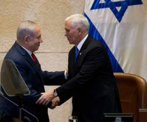 Al comenzar su discurso, el vicepresidente Mike Pence (a la derecha) diputados de la coalición de partidos árabes que habían prometido boicotear su discurso, empezaron a gritar y a esgrimir carteles de protesta, hasta que fueron expulsados del hemiciclo. Foto: AP