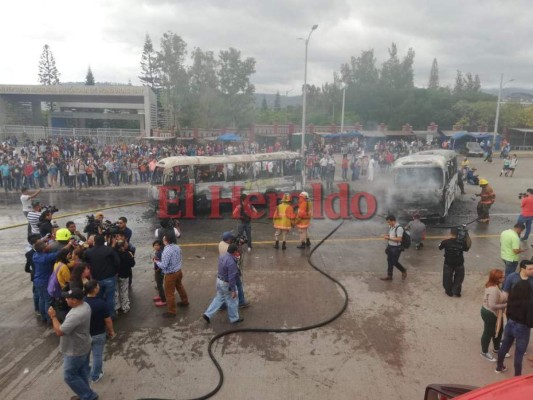 De acuerdo con las investigaciones, los estudiantes, encapuchados, bajaron los pasajeros del bus rapidito y comenzaron a quebrar los vidrios para después prenderle fuego.