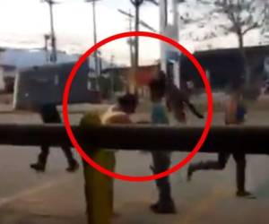 Entre la tarde y noche del martes se registraron saqueos en varias tiendas de la zona norte de Honduras. El video captó cuando un niño entra a robar bajo órdenes de una mujer. Foto: Captura de video.