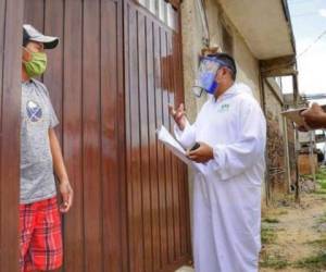 Con los hospitales al tope, el país apuesta por realizar búsquedas casa por casa con pruebas rápidas.