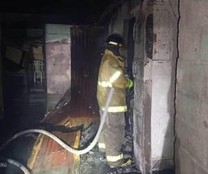 uando los bomberos sofocaron las llamas y realizaban labores de enfriamiento, encontraron su cuerpo al interior de la vivienda en San Manuel, Cortés