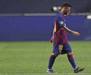 Lionel Messi del Barcelona abandona la cancha durante el partido de cuartos de final de la Liga de Campeones contra el Bayern Munich, en Lisboa, el viernes 14 de agosto de 2020. (Rafael Marchante/Pool via AP).
