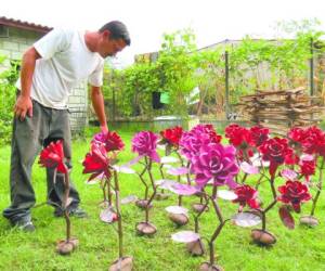 Las rosas son uno de los trabajos más vendidos por Duarte a negocios de Comayagua y el norte del país.