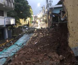 Todo el material con el que estaba construído el muro quedó sobre la vía, afortunadamente no dejó heridos.