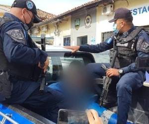 Una de las hijas de la víctima interpuso la denuncia ya que no la comunicaban con su padre y tras investigar en el lugar la policía encontró la fosa clandestina en el patio.
