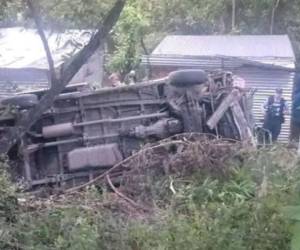 La unidad de transporte se volcó y cayó a unos metros de unas viviendas de la zona.