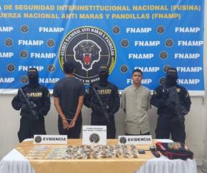 Al momento de la captura las autoridades les decomisaron 1,600 lempiras, 65 bolsitas de supuesta marihuana, dos radios walkie talkie y un teléfono celular.