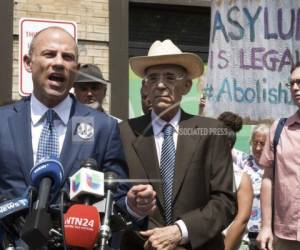 El abogado Michael Avenatti, izquierda, habla con los reporteros durante una conferencia de prensa en Harlem, Nueva York, el miÃ©rcoles 11 de julio de 2018. (AP Foto/Mary Altaffer)