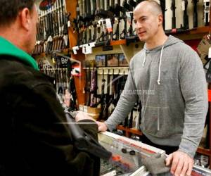 El gobierno del presidente Trump también prometió ayudar a los estados a pagar por armas y por entrenamiento para los maestros y reiteró su llamado a mejorar la revisión de antecedentes y el sistema de cuidado mental. Foto AP