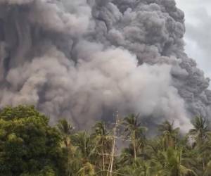 Cerca de 1,500 familias han sido evacuadas en Filipinas por la intensificación de la actividad del volcán Mayón, el más activo del archipiélago, donde las autoridades mantienen la alerta 3 ante el riesgo de erupción y fenómenos peligrosos asociados.
