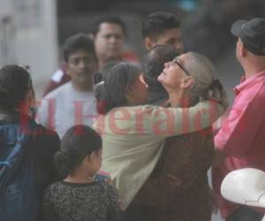 Ercilia Membreño, madre de Blanca y abuela de Norma Elena llora desconsolada en la morgue capitalina. Foto: Alex Pérez/EL HERALDO