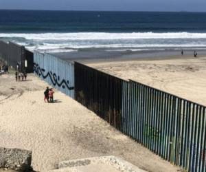 Los migrantes lograron cruzar el muro por una abertura en el muro. Foto ilustrativa AP