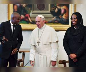 En esta foto de archivo, el Papa Francisco escucha al presidente haitiano Jovenel Moise mientras su esposa Martine Marie Etienne Joseph sonríe, durante una audiencia privada el 26 de enero de 2018 en el Vaticano. Foto: AFP