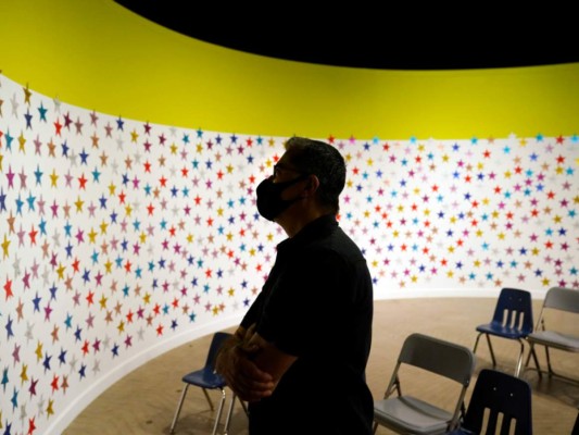 El secretario de Salud y Servicios Humanos, Xavier Becerra, observa una pared con estrellas en un refugio de emergencia para alojar a niños migrantes, en Pomona, California, el viernes 2 de julio de 2021. (AP Foto/Marcio Jose Sanchez, Pool).