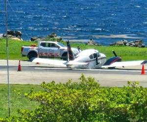 Se desconoce qué provocó la falla en la aeronave que quedó atravesada en la pista de aterrizaje.