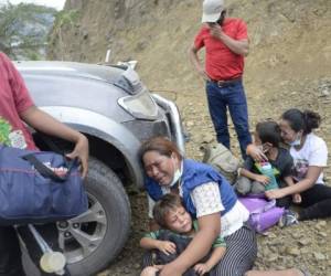 Como Marta del Cid, familias enteras viajan en la caravana, muchos con niños. La mayoría solo llevan sus pocas pertenencias y casi nada de dinero. Foto: AFP.