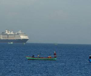 La empresa Holland America Line dijo que no se han confirmado casos de la enfermedad entre los más de 2,200 pasajeros y tripulantes a bordo. Foto: AP.