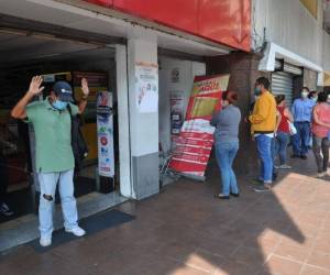 El presidente Lenín Moreno denunció la semana pasada que cientos de personas violaron la cuarentena y salieron a las calles. Foto: AFP.