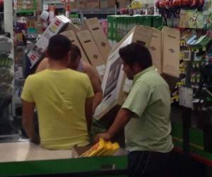 'Solamente 35 televisiones les van a vender, pues había gente que quería comprar hasta ocho artículos', señaló uno de los responsables de la tienda.(Foto: El Financiero/Samuel García)