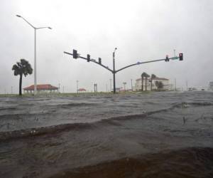 Una marea de tempestad cubre los EE.UU. 90 en Long Beach, Mississippi, en la costa del Golfo de Mississippi mientras la tormenta tropical Cristóbal toca tierra. Foto AP