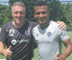 El gerente del Sporting Kansas City Peter Vermes junto al catracho Ever Alvarado.