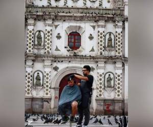 Axel Cambar llevó su arte a las calles y mostró su talento en la plaza Los Dolores de Tegucigalpa. Foto: Cortesía D. Martínez.