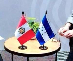 Desde tempranas horas, los votantes se presentaron en la sede diplomática para cumplir con su derecho ciudadano, en un ambiente ordenado.