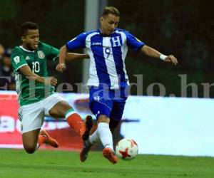 Erick Andino de Honduras ante Giovanni Dos Santos de México. (Foto: Ronal Aceituno / Grupo Opsa)