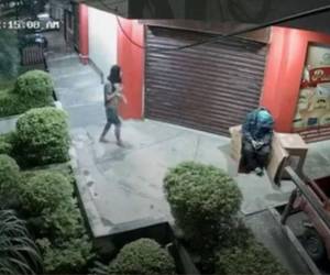 La golpiza quedó grabada en las cámaras de seguridad de la zona.