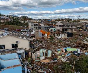 Las autoridades del sureño estado brasileño de Paraná declararon este sábado el estado de calamidad pública en los municipios castigados el viernes por un tornado sin precedentes que dejó al menos seis muertos y 750 heridos, así como una ciudad en un 90 % en ruinas.