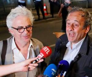 Michel Platini junto a su abogado William Bourdon. (AP)