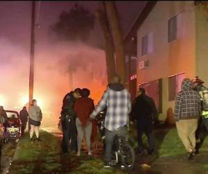 La familia dormía cuando empezó el fuego en su unidad de dos pisos en el complejo departamental en Hemet. Foto: Telemundo 52.