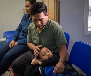 Más de 2,000 menores de edad han sido separados de sus padres en semanas recientes y colocados en albergues contratados por el gobierno. Foto: Agencia AFP